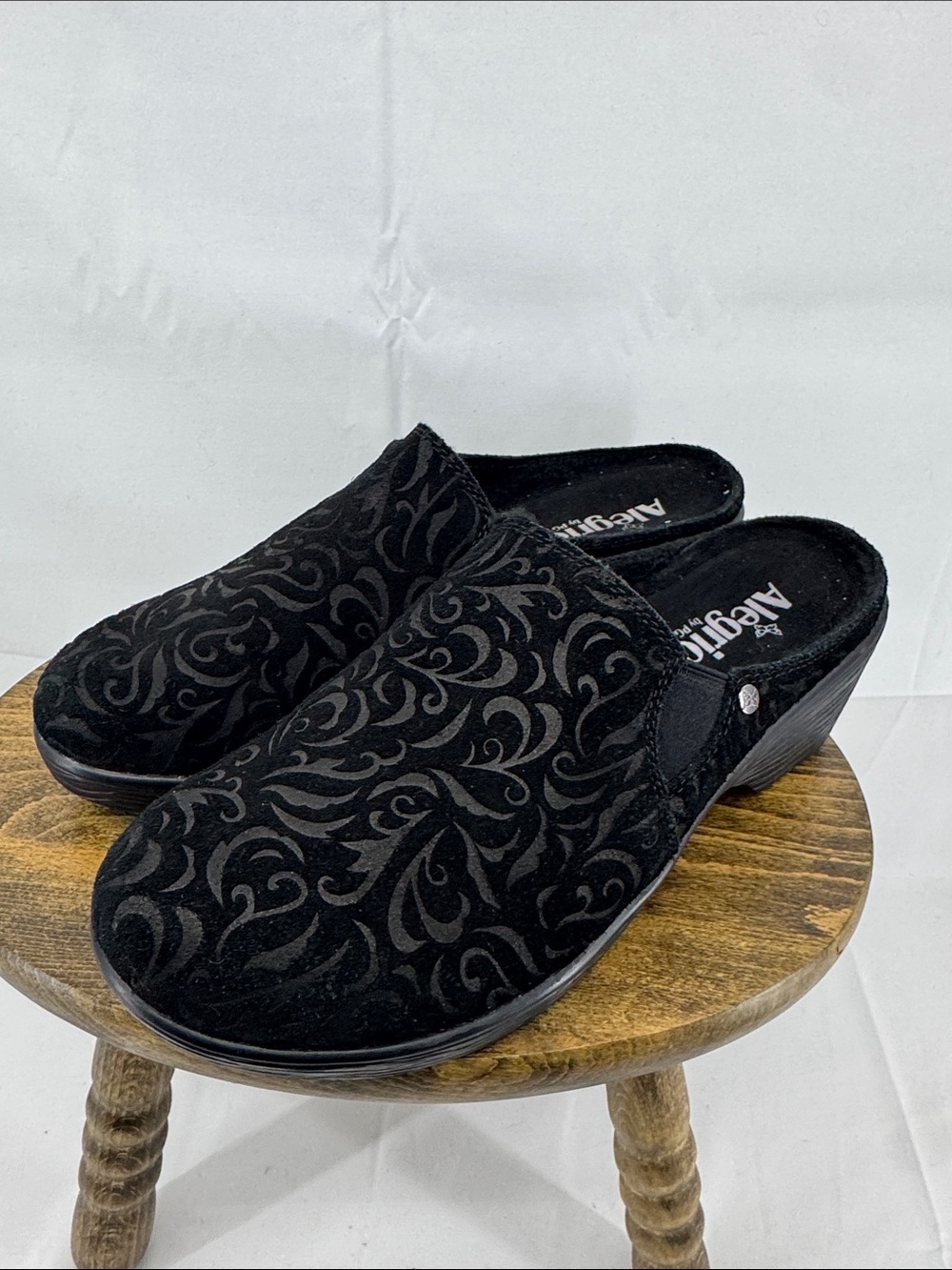 Alegria Womens Sereniti Luxe Deluxe Embossed Fuzzy Clogs, est sz 39